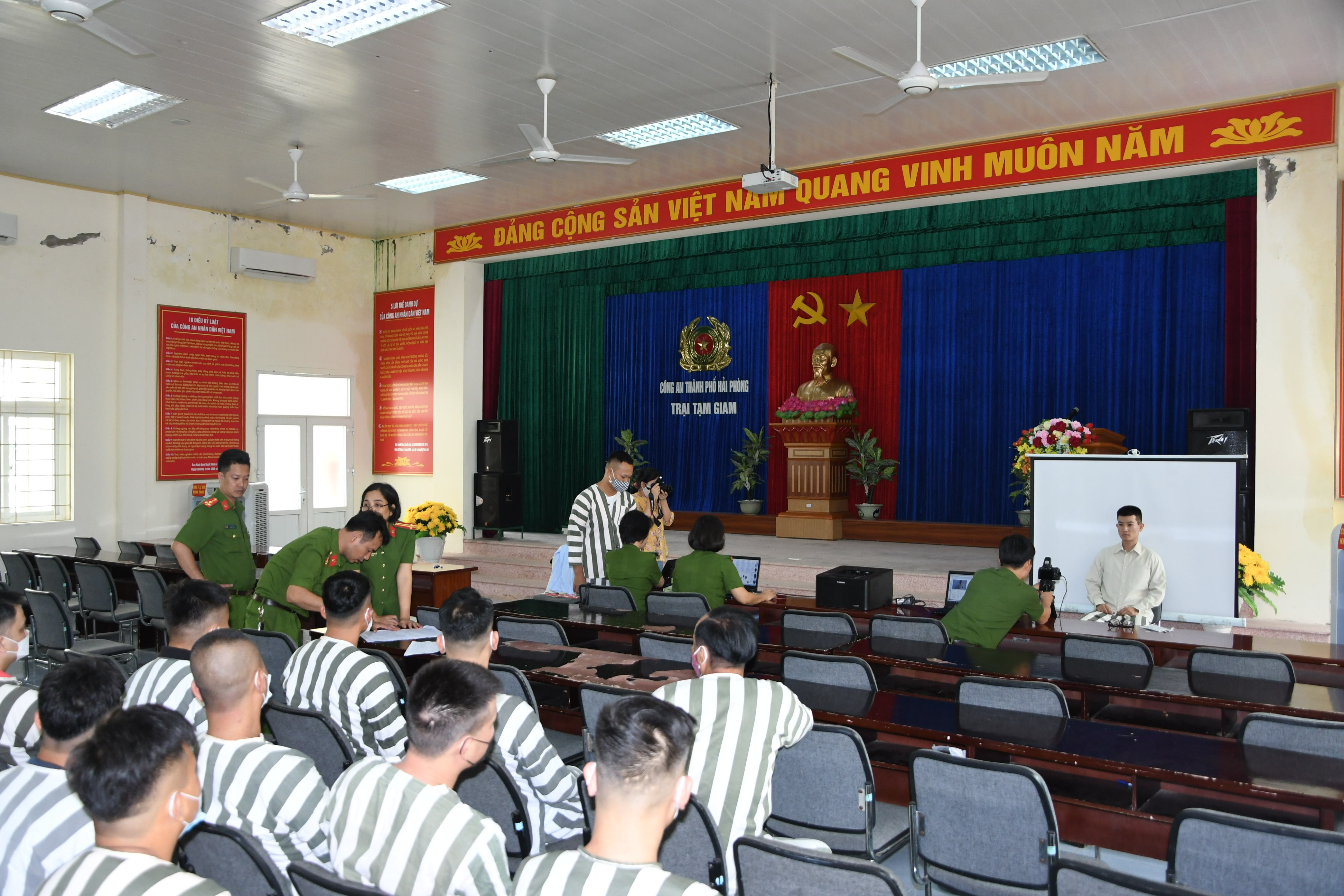 Phòng Cảnh sát QLHC về TTXH:  Tổ chức 11 lượt cấp CCCD lưu động tại nhà cho người già yếu, tàn tật